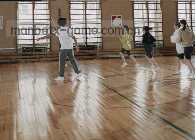 篮球场边实时数据屏滚动赛场
